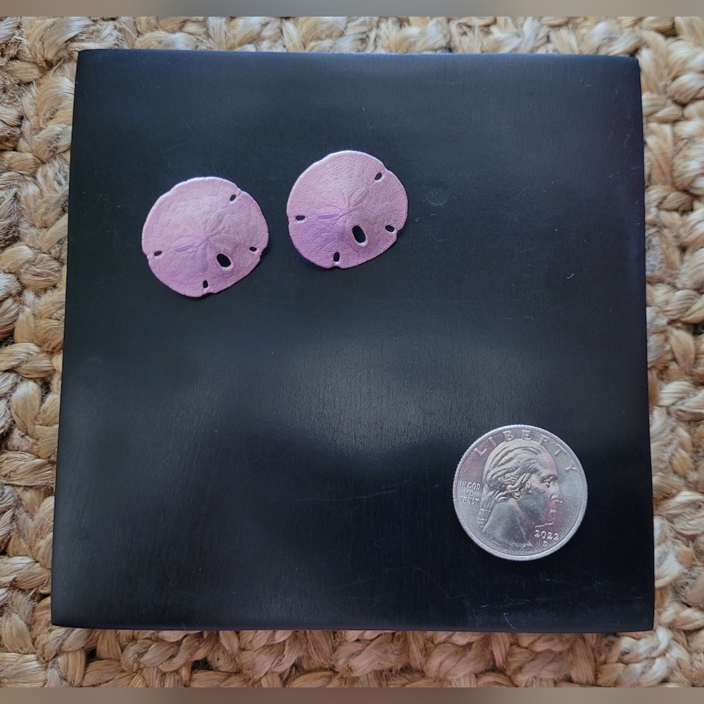 Vtg dainty blush colored sand dollar earrings